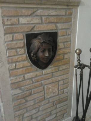 Fireplace of Lemons:cladding in listel Etrusca stone and beam in travertine.